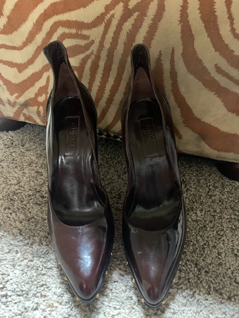 Gucci Patent Leather Pointed Toe Pumps in Deep Burgundy with Gold Studs - Picture 2 of 3